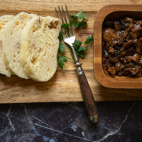 Böhmische Knödel mit veganer Pilzsoße