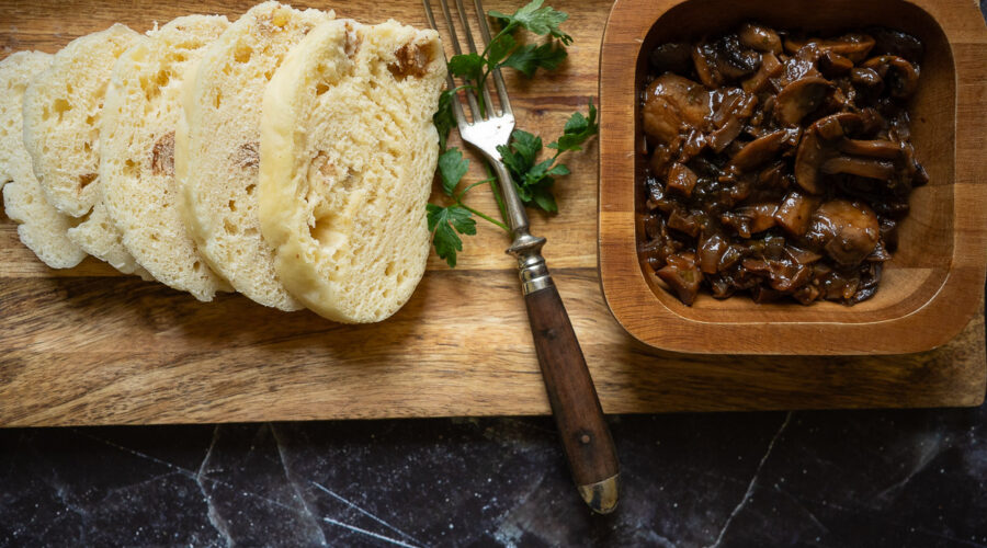 Böhmische Knödel mit veganer Pilzsoße