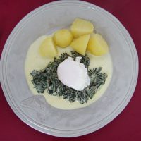 Beinwellgemüse mit Sahnesoße und pochiertem Ei