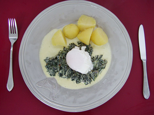 Sahniger Beinwell mit pochiertem Ei und Kartoffel