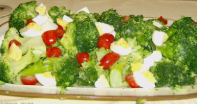 Saure Brokkoli-Tomaten-Platte