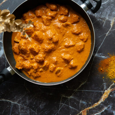 Butter chicken in einer tiefen Pfanne