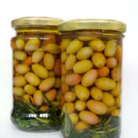 wie Oliven eingelegte Kornelkirschen