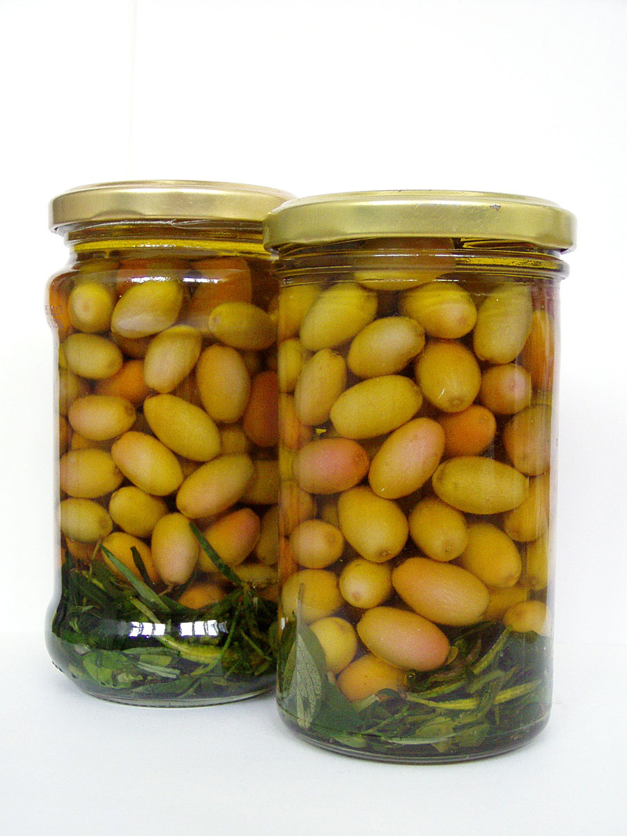 wie Oliven eingelegte Kornelkirschen