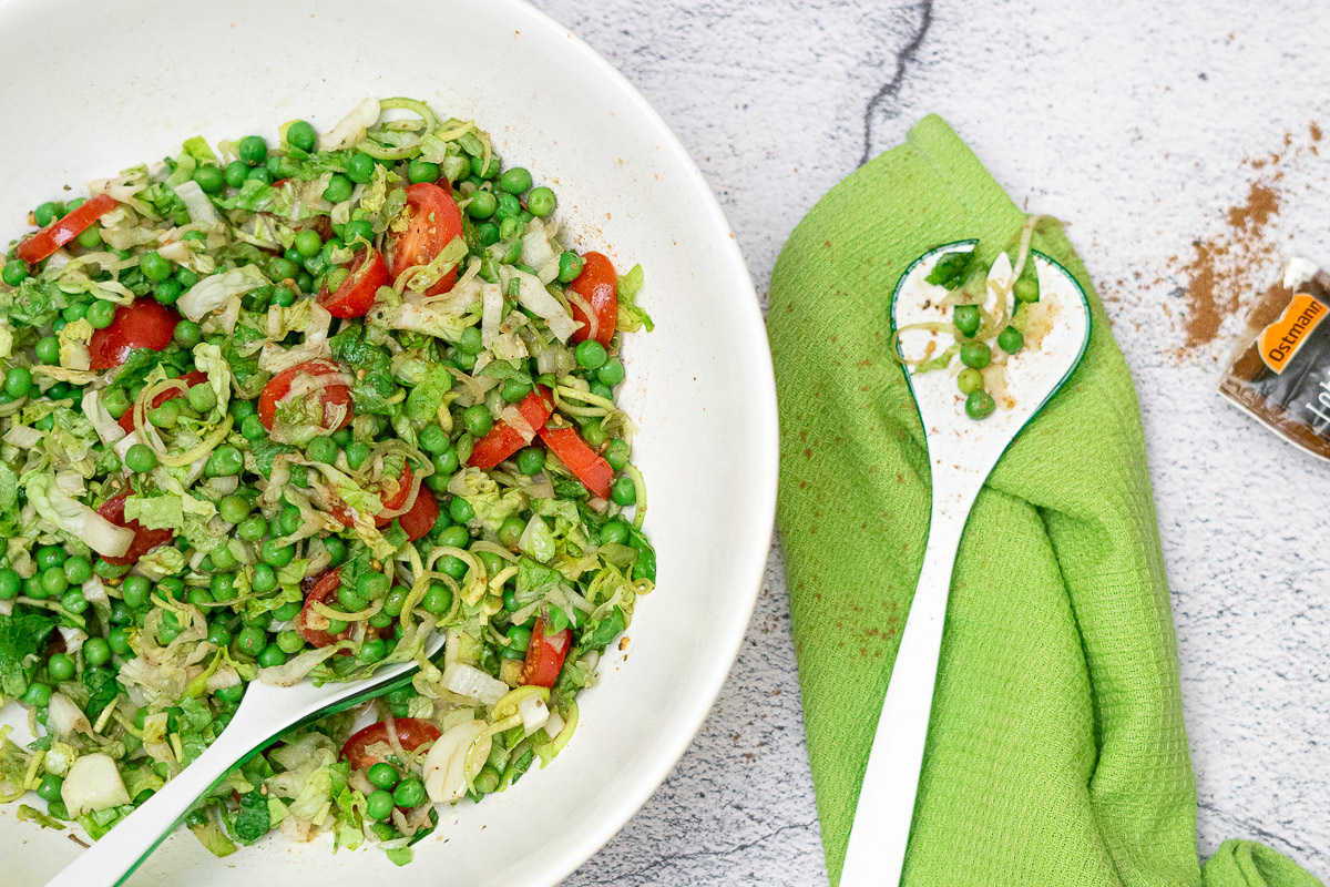 Erbsensalat mit Romana, Lauch, Tomate und Lebkuchengewürz