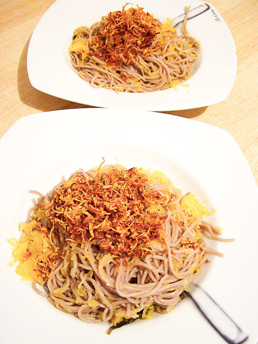 frittierter und gegarter Spaghettikürbis mit Sobanudeln auf eckigem Teller