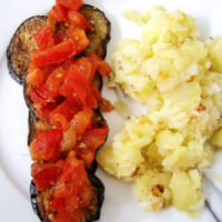 Gebratene Aubergine mit Zimttomaten
