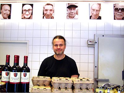 Geflügel-Albrecht hinter seiner Ladentheke