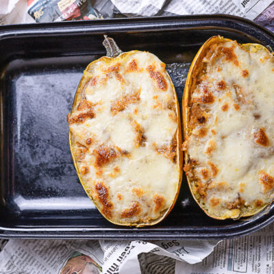 gefüllter und überbackener Spaghettikürbis