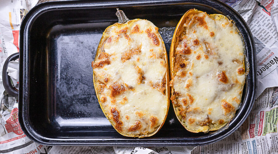 gefüllter und überbackener Spaghettikürbis