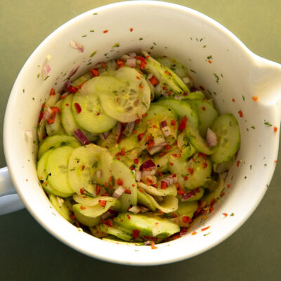 eine weiße Schüssel mit Gurkensalat