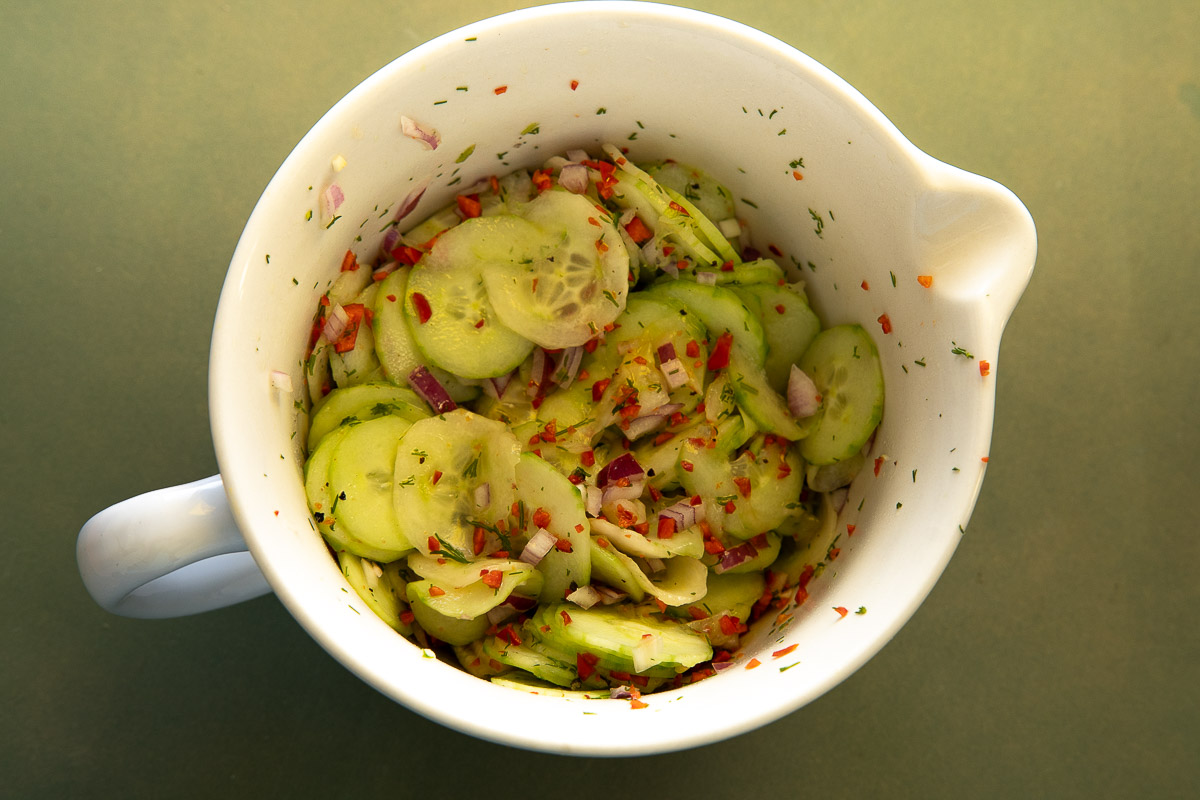 eine weiße Schüssel mit Gurkensalat