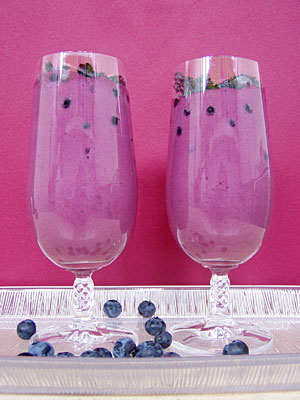Holundermousse mit Heidelbeeren und Holunderkrokant