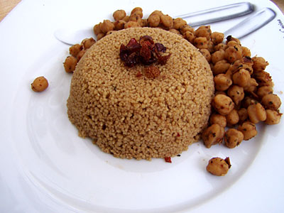 Couscous mit Hagebutten-Kichererbsen