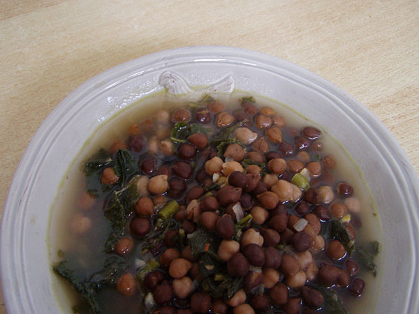 Kichererbsen-Palmkohl-Suppe mit Feige und Goldnessel