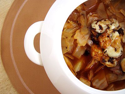 Österreichische Weißkohlsuppe mit Scamorza