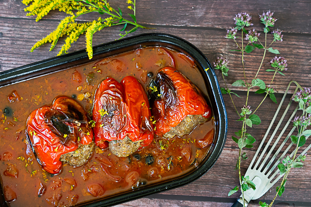 Gefüllte rote Paprika frisch aus dem Backofen