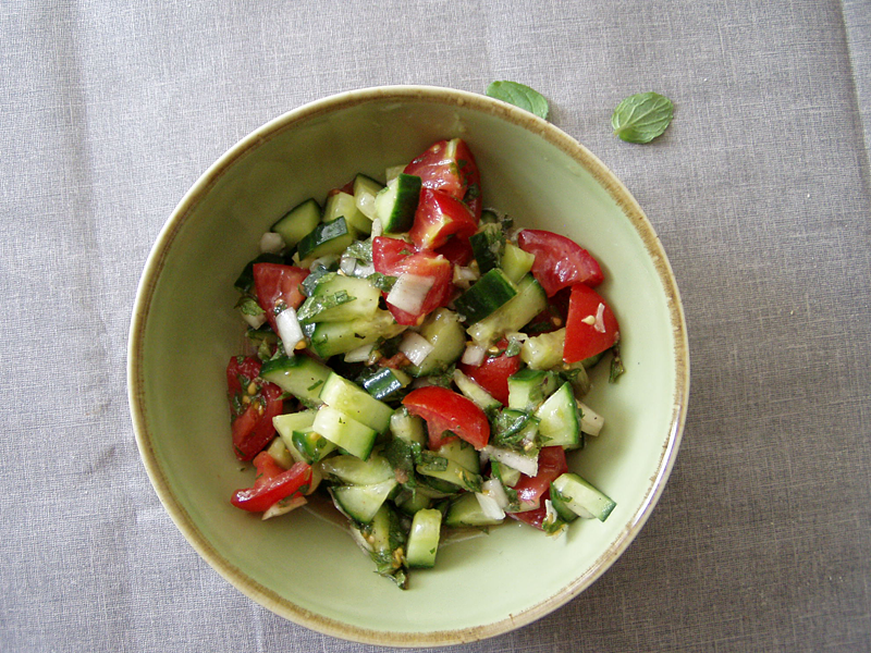 Salad-e Shirazi – persischer Gurken-Tomaten-Salat mit Minze – zunehmend ...