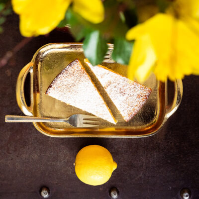 2 Stück Polentakuchen auf kleinem goldenen Tablett