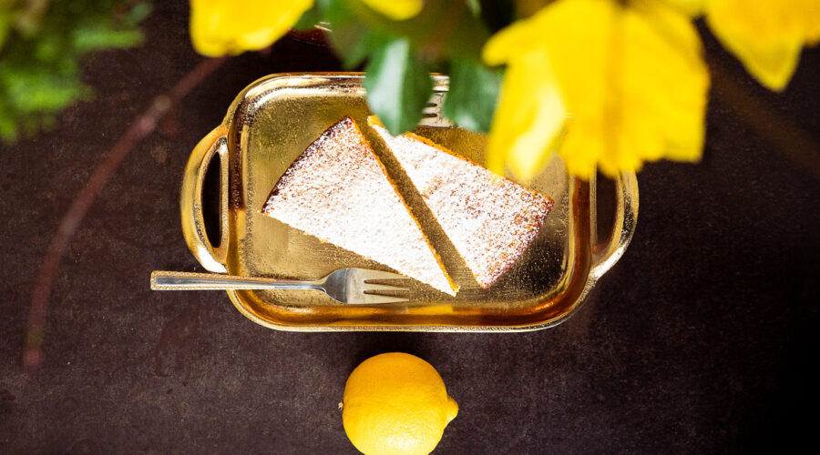 2 Stück Polentakuchen auf kleinem goldenen Tablett