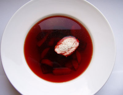 Klare Rote Bete Suppe mit Petersilienwurzel und Hechtklößchen