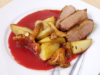 Entenbrust mit Pfifferlingen auf roter Johannisbeersoße
