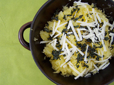 Spaghettikürbis mit Salbei und Parmesan