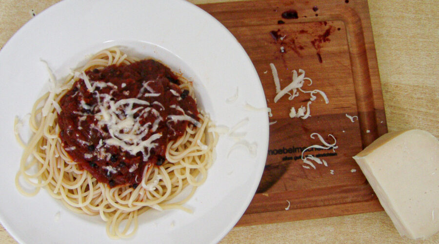 Spaghetti mit Holunder-Tomatensoße