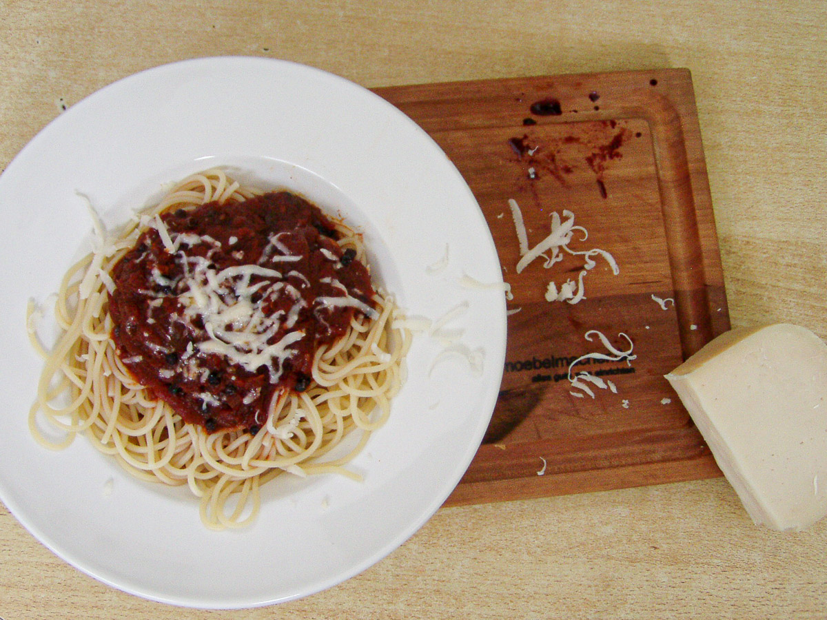 Spaghetti mit fruchtiger Holunder-Tomatensoße