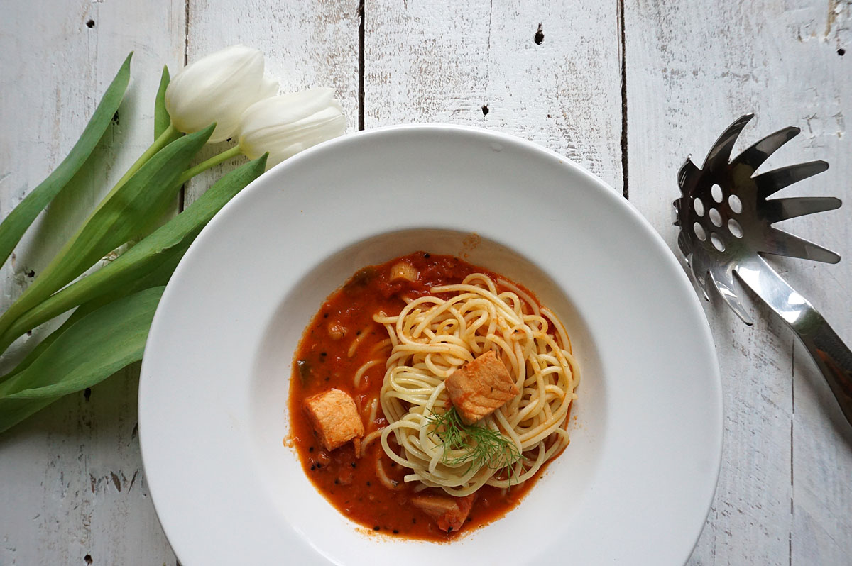 Spaghetti mit Lachs-Tomatensoße mit X – zunehmend wild