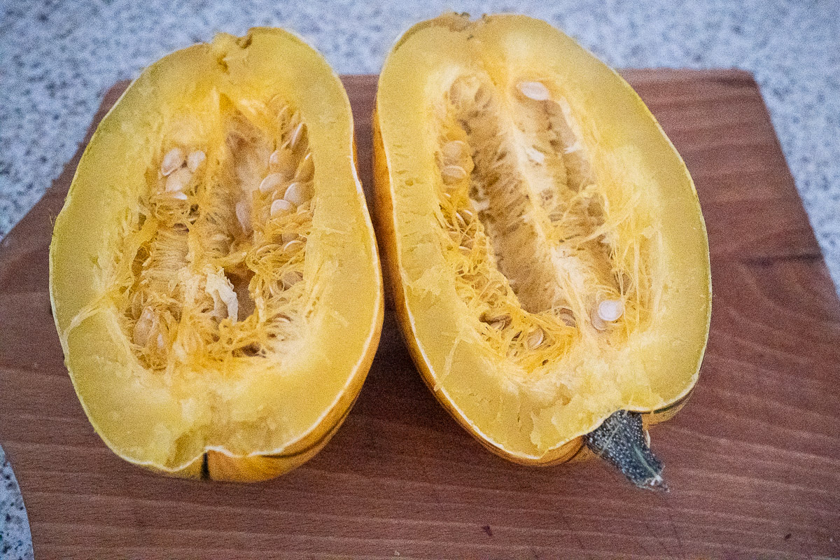 halbierter gegarter Spaghettikürbis