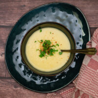 Schüssel mit gelber Steckrübensuppe und aufgestreutem Koriander