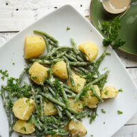 Grüne Bohnen und Kartoffeln mit Tahin und Petersilie