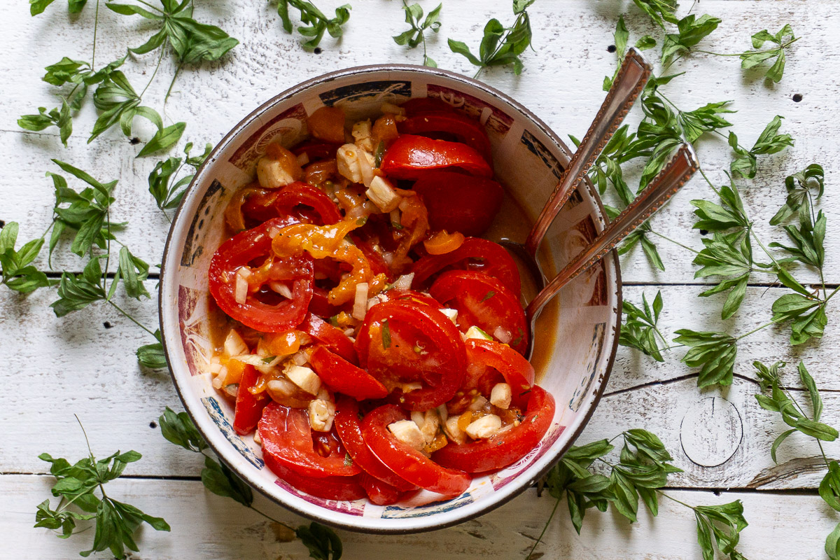 Tomaten-Aprikosensalat mit Waldmeister