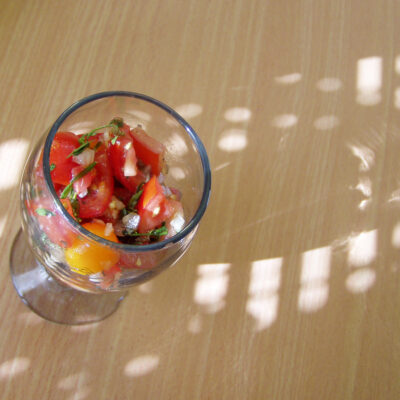 Tomatensalat mit Wiesenlabkraut und Rotkleesirup