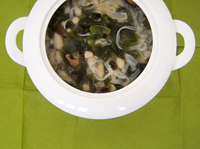 Weiße Bohnen-Suppe mit Seetang und Reisnudeln