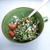 Schüssel mit Wildkräutersalat