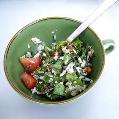Schüssel mit Wildkräutersalat